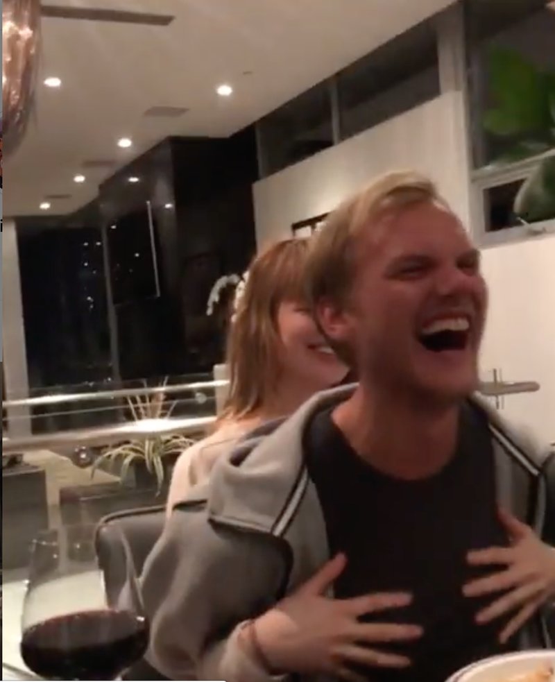 En glad Tim Bergling syns på klippet som Tereza lade upp. En glad Tim Bergling syns på klippet som Tereza lade upp.
